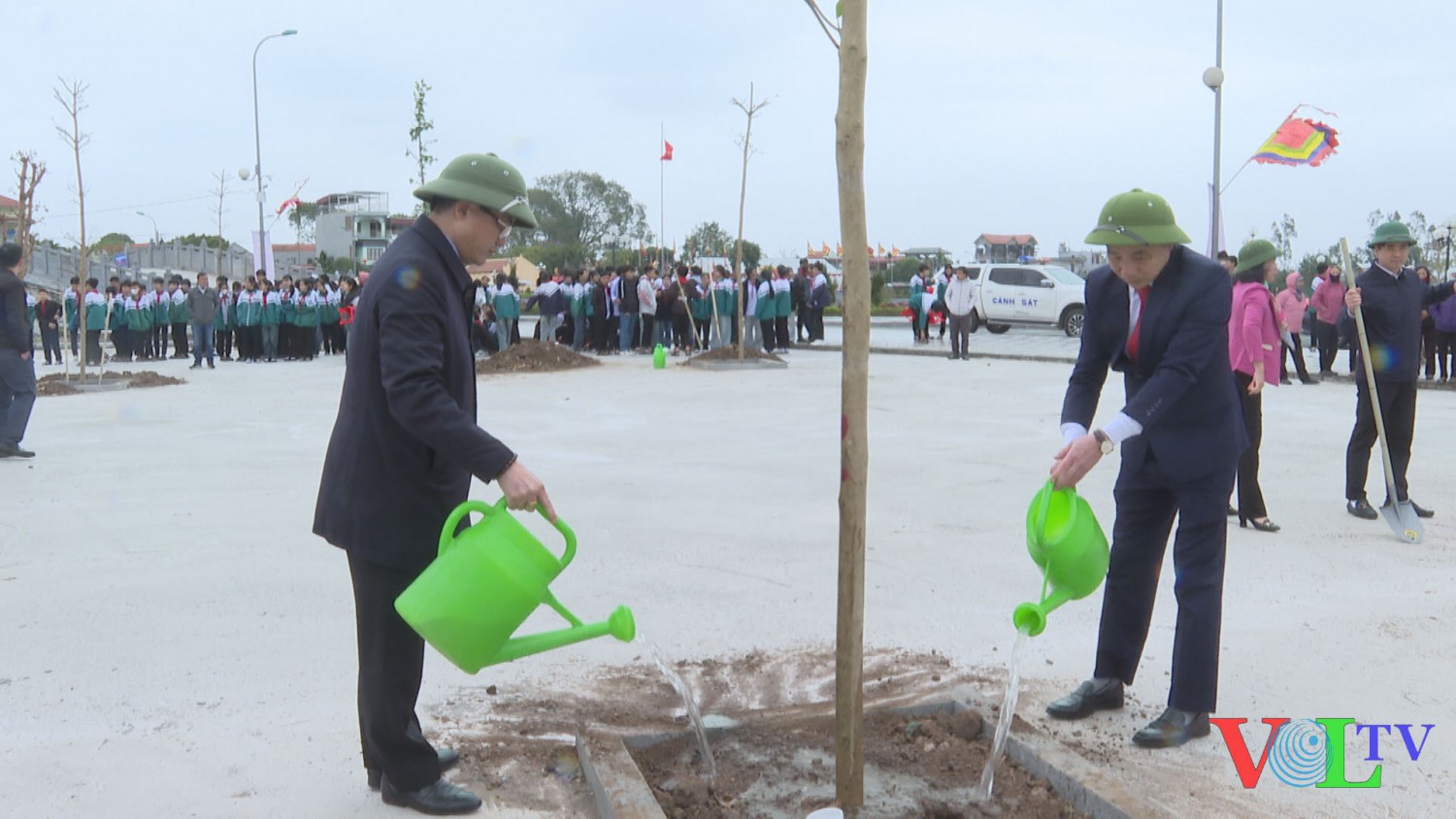 dong-chi-pho-chu-tich-thuong-truc-ubnd-tinh-va-dong-chi-bi-thu-huyen-uy-trong-cay-tai-khu-vuc-san-tam-linh_1.jpg