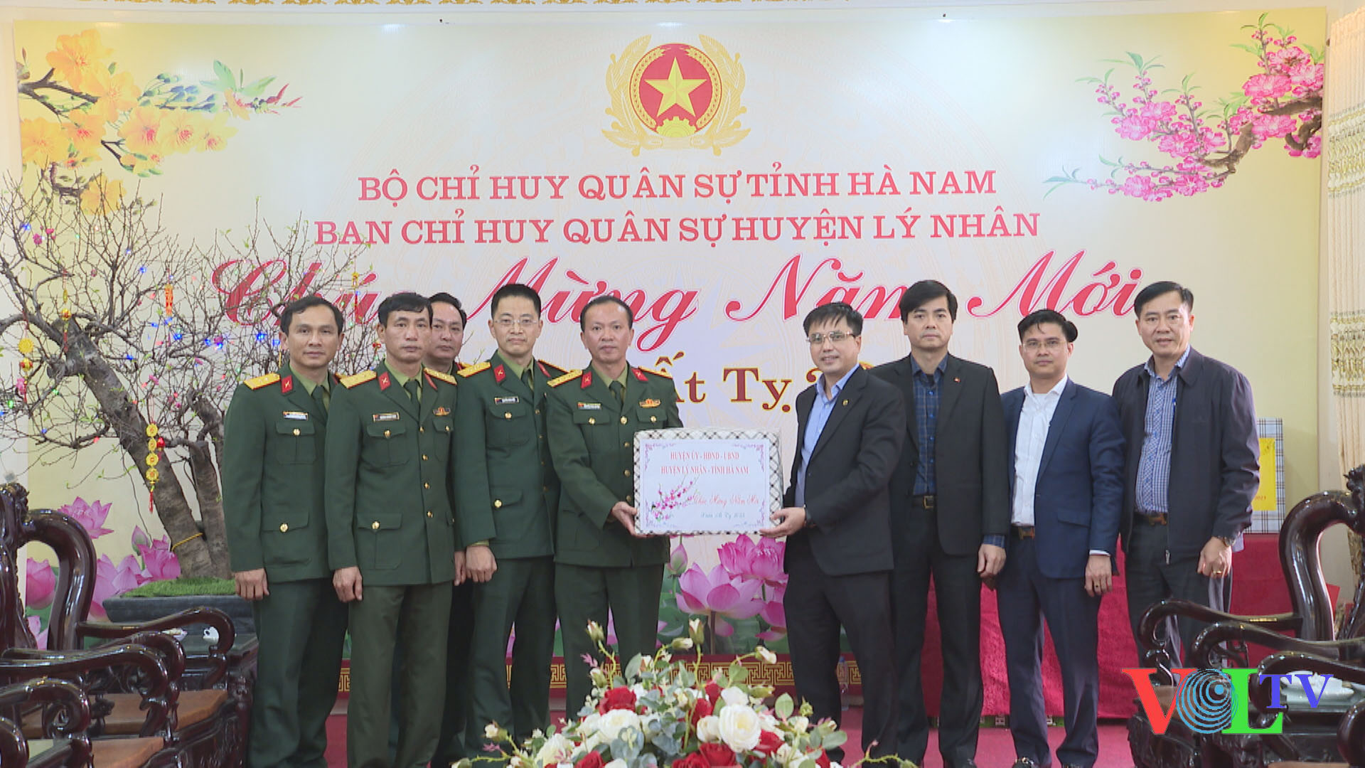 Đồng chí Bùi Văn Hoàng - Bí thư huyện ủy chúc tết cán bộ, chiến sĩ Ban Chỉ huy quân sự huyện.jpg