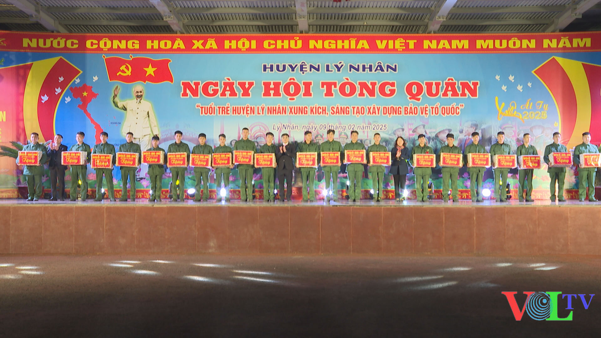 Thường trực Huyện ủy tặng quà cho các tân binh.jpg