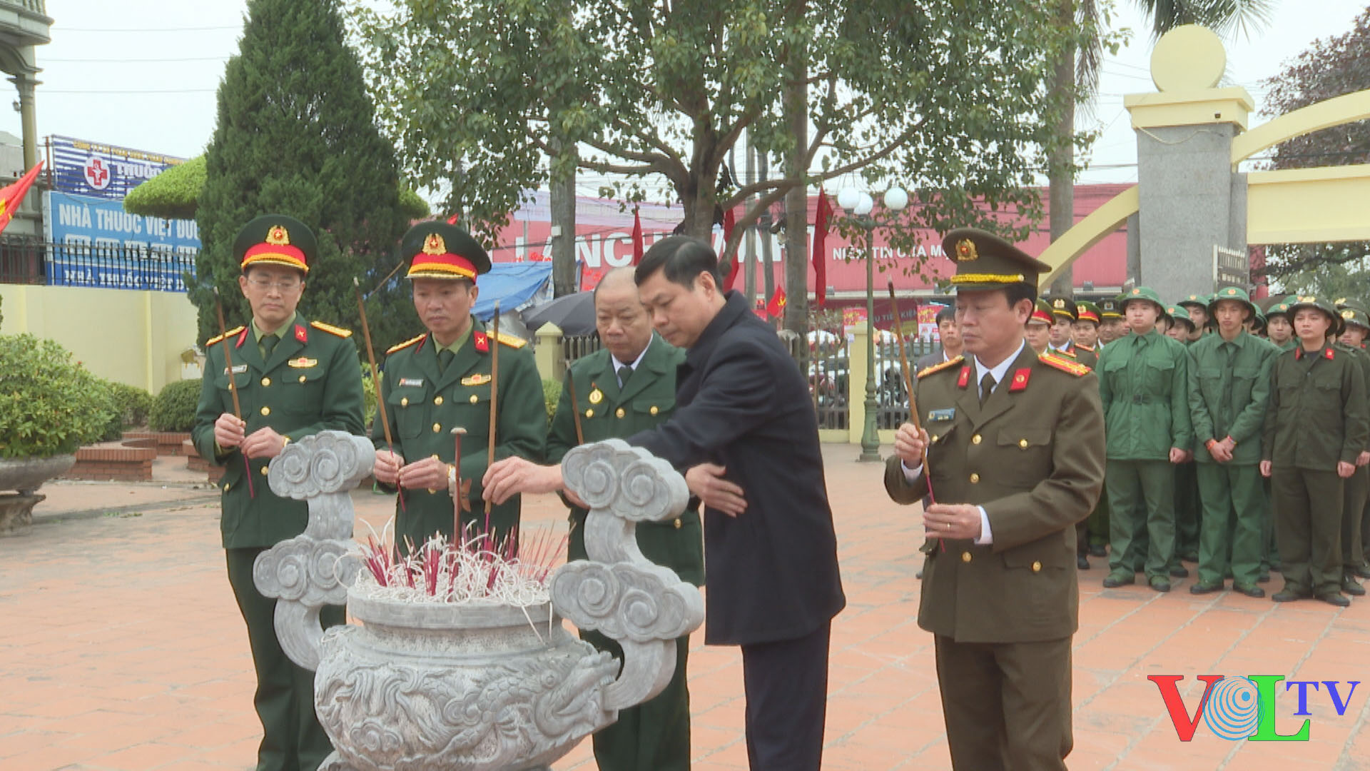 Lãnh đạo huyện và các tân binh dâng hương tại Đài tưởng niệm các AHLS huyện.jpg