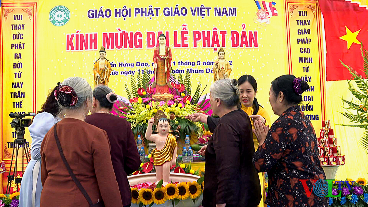 Phật tử  tham gia nghi thức Tắm Phật.png