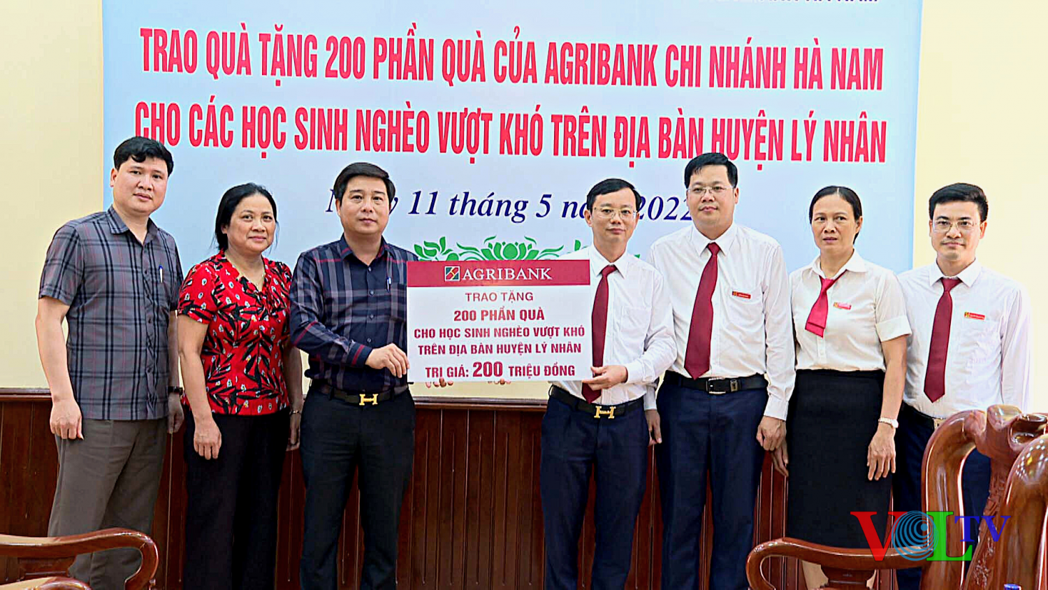 Đồng chí Nguyễn Thành Thăng - Chủ tịch UBND huyện tiếp nhận quà từ đại diện Ngân hàng Agribank,.png