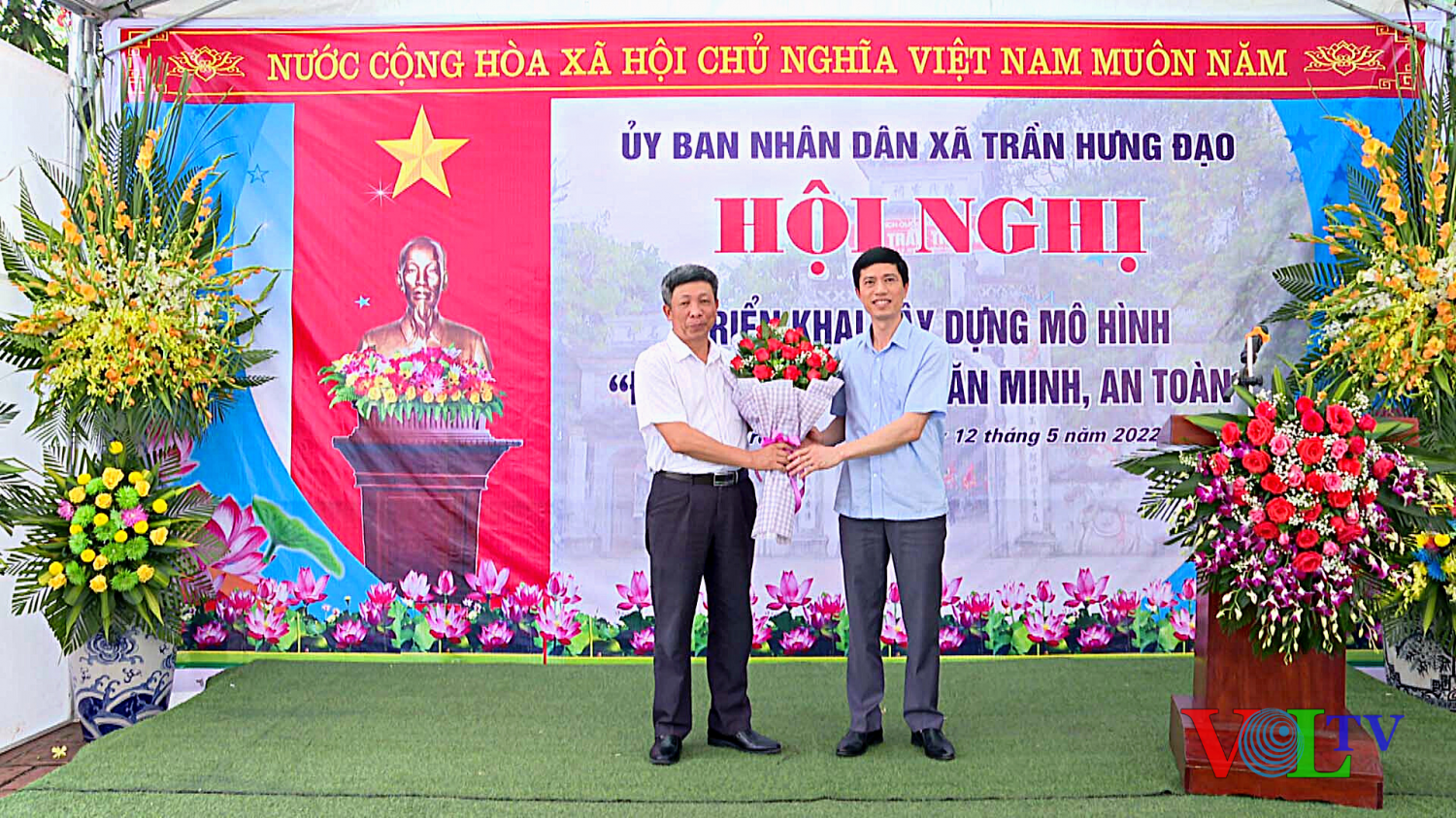 Đồng chí Đinh Công Tấn - Phó Chủ tịch UBND huyện tặng hoa chúc mừng.png