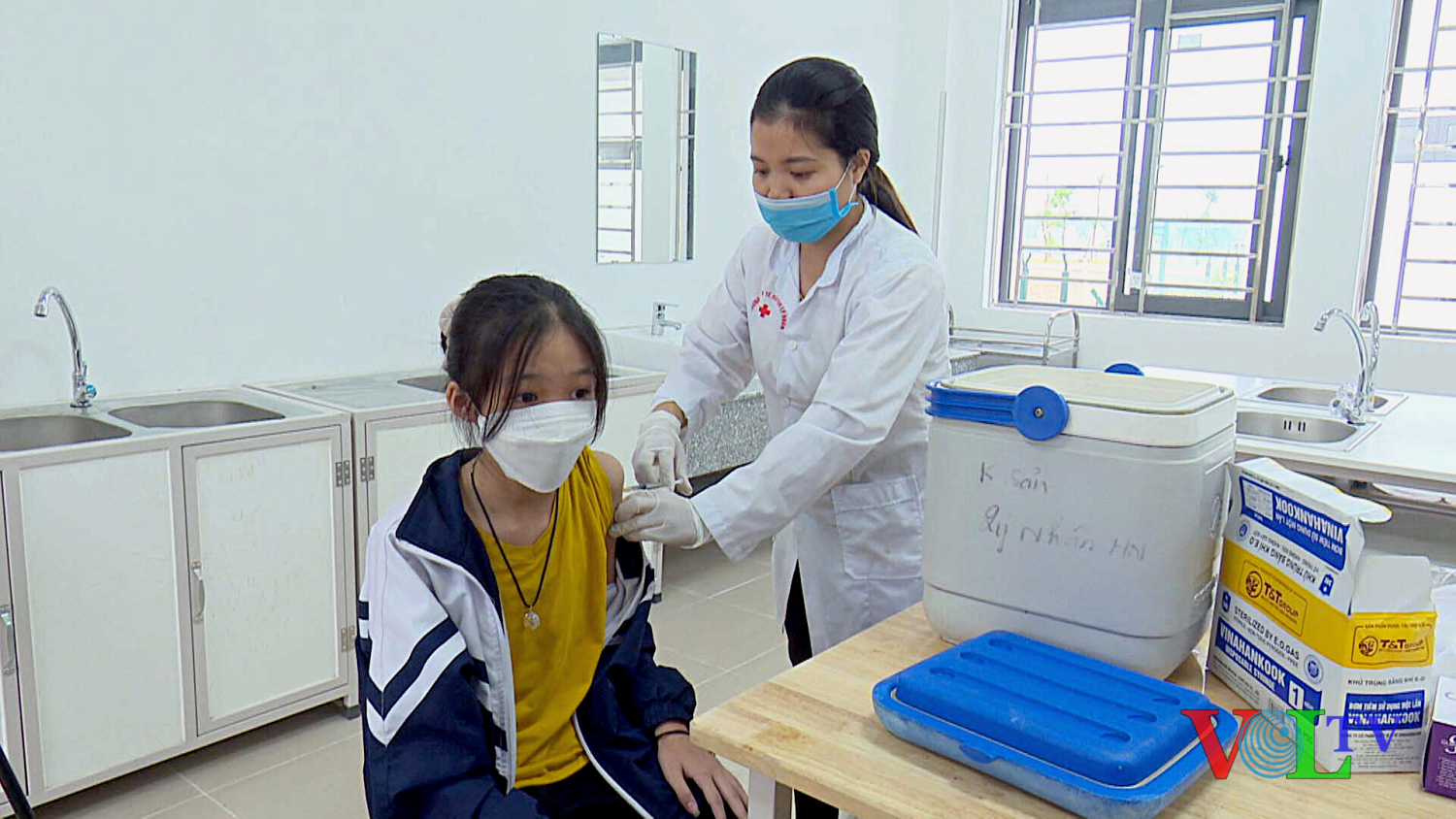 Tiêm vắc xin phòng Covid- 19 cho học sinh trường THCS Văn Lý.png