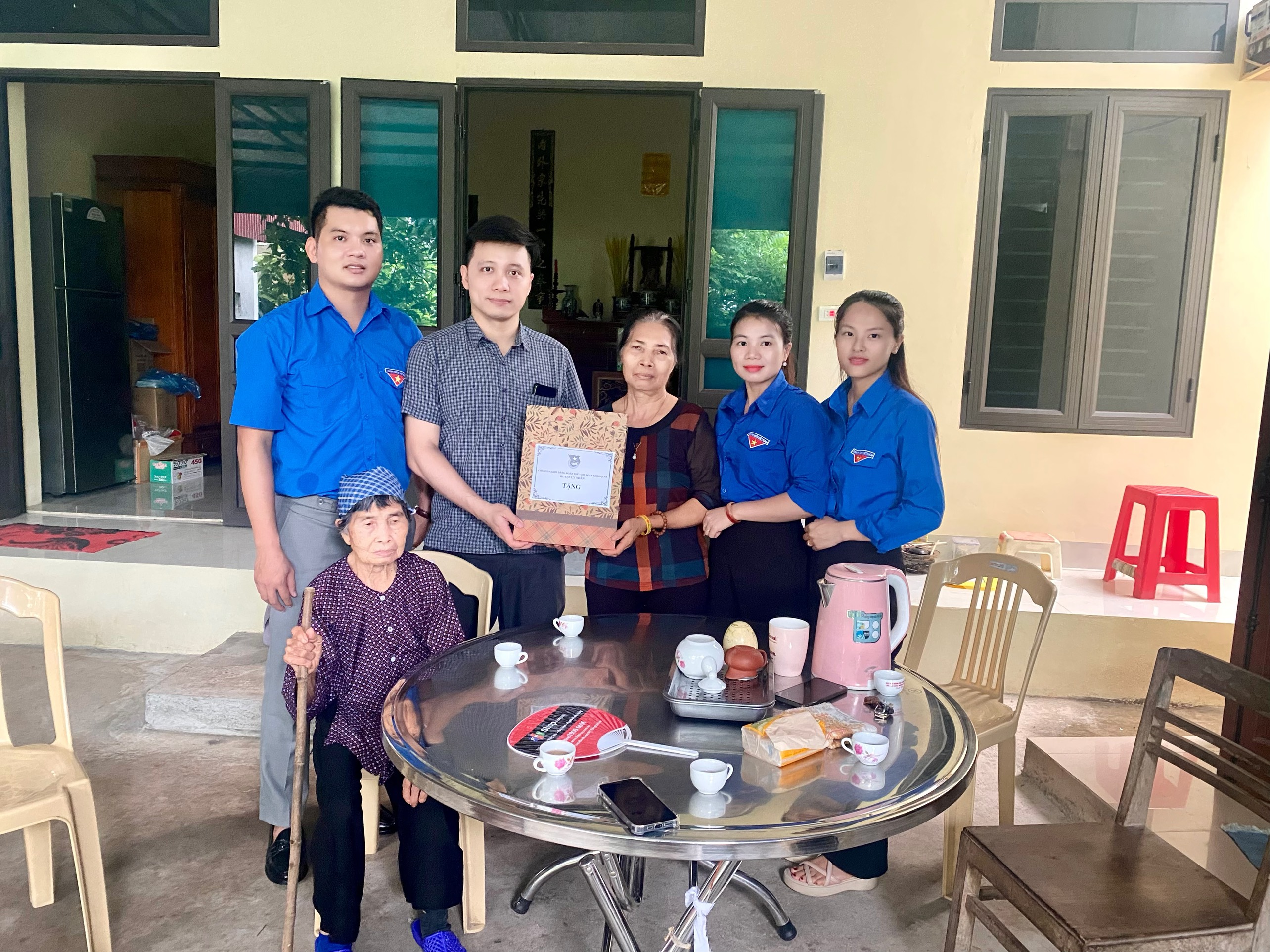 Đoàn KHối Quản lý Nhà nước tặng quà gia đình người có công với cách mạng tại xã Nhân Khang (1).jpg