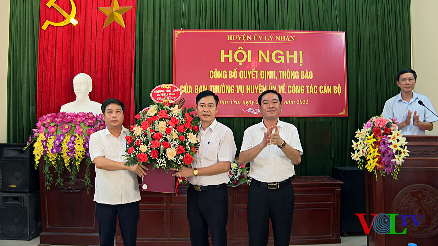 Thường trực huyện ủy trao Quyết định và tặng hoa chúc mừng đồng chí Đặng Văn Phong.png