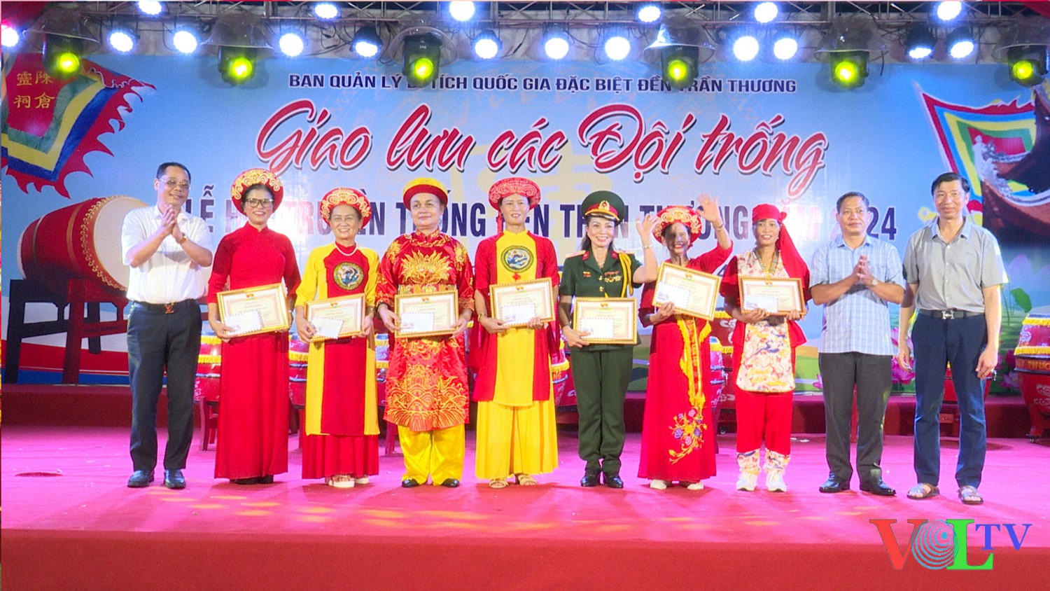 lanh-dao-phong-van-hoa-thong-tin-huyen-va-ban-to-chuc-trao-giay-chung-nhan-cho-cac-doi-tham-gia-dem-giao-luu.jpg