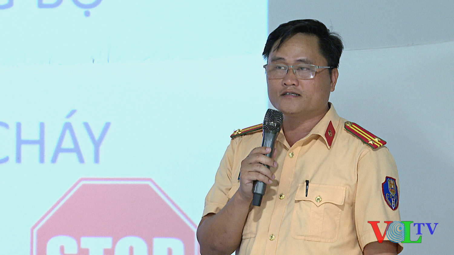 Trung tá Trần Quốc Hùng – PĐT Đội CSGT – TT, CA huyện tuyên truyền Luật GTĐB.png