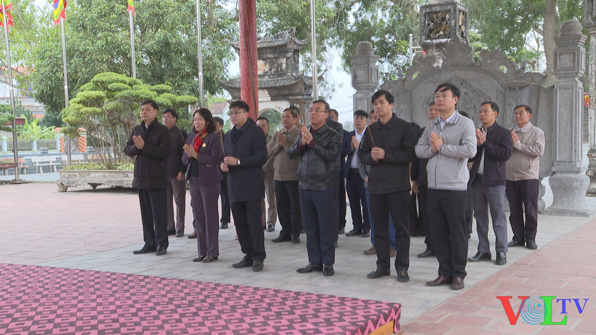 Các đại biểu thành kính dâng hương Đức Thánh Trần.jpg