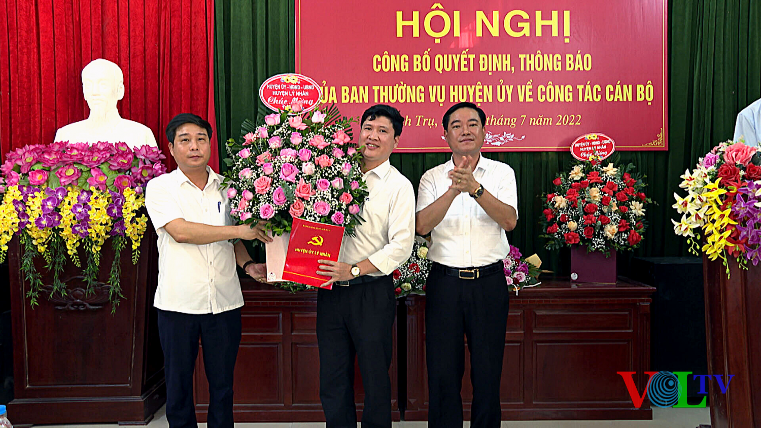 Thường trực huyện ủy trao Quyết định và tặng hoa chúc mừng đồng chí Nguyễn Chín Hiệp.png
