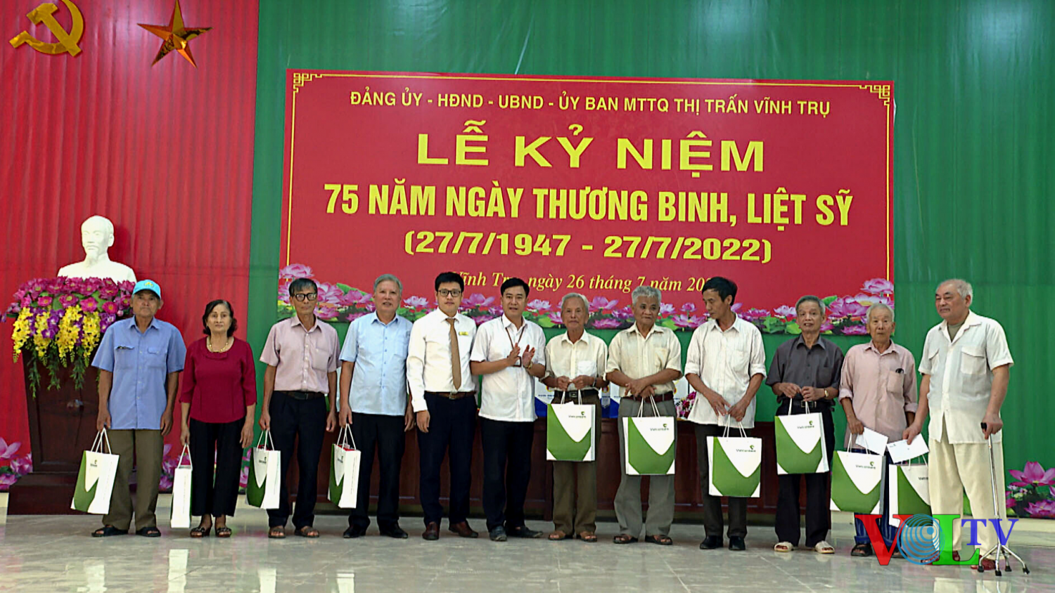 Tặng quà cho các đối tượng người có công tiêu biểu của Thị trấn Vĩnh Trụ.png