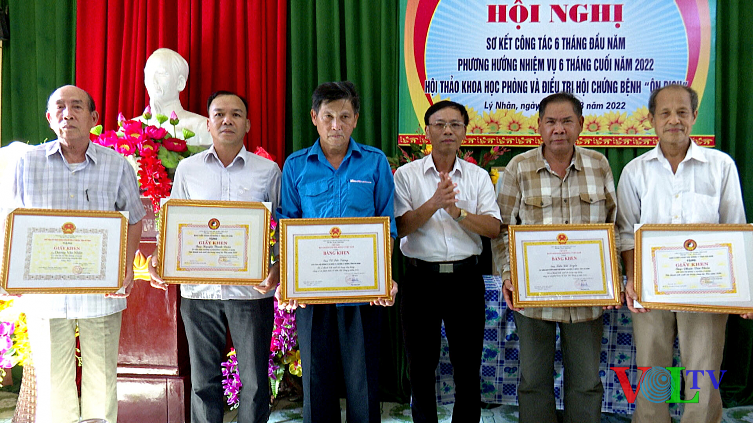 Ông Phạm Ngọc Thuần - Chủ tịch Hội Đông y tỉnh Hà Nam trao Giấy khen cho các cá nhân có thành tích xuất sắc trong công tác Hội năm 2020 – 2021.png